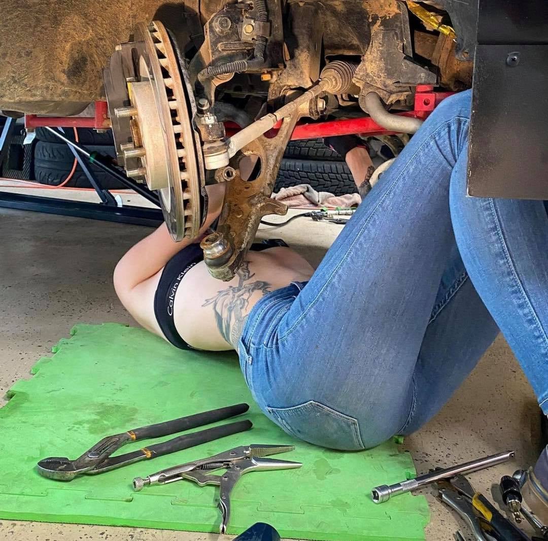 con gái sửa chữa ô tô.jpg